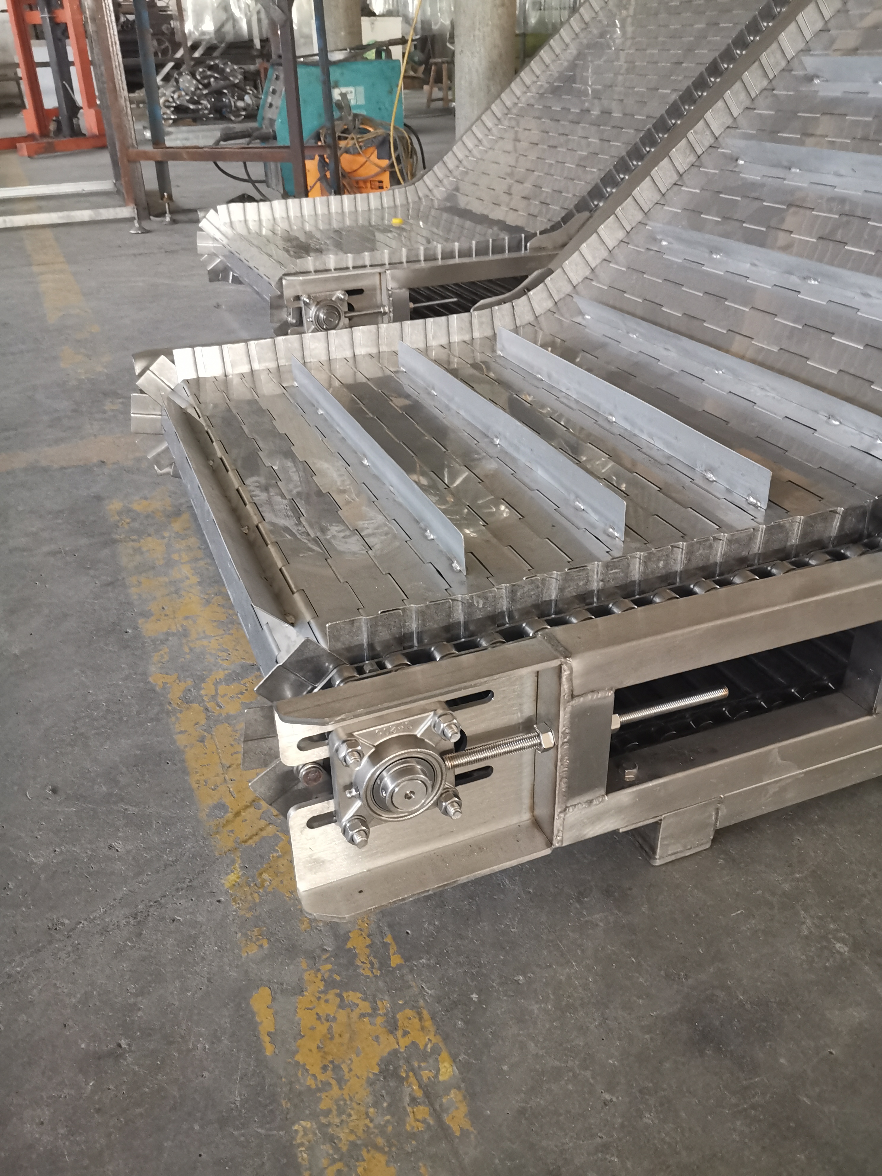 Heavy-duty chain conveyor operating speed