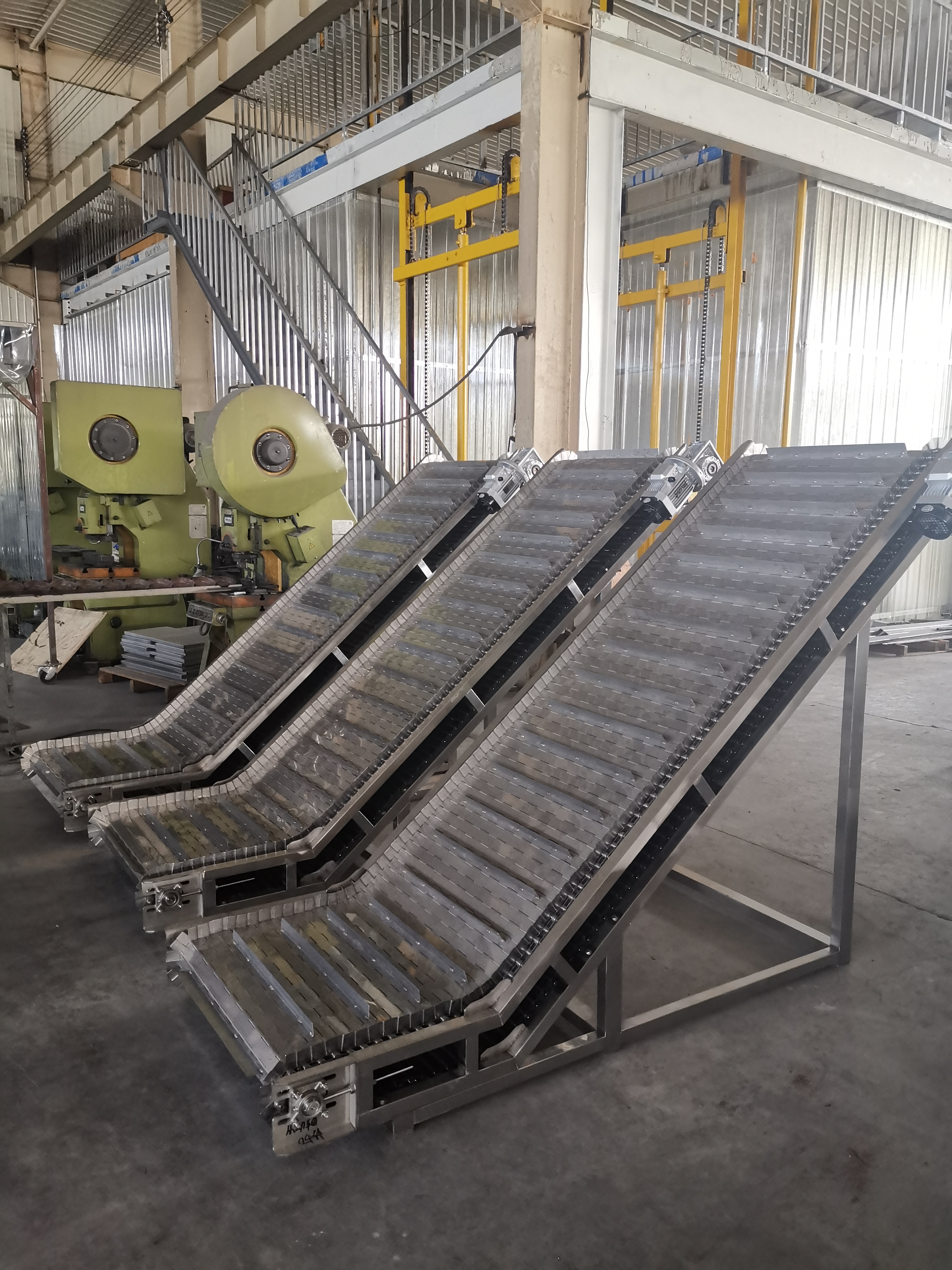 How does a chain plate elevator work