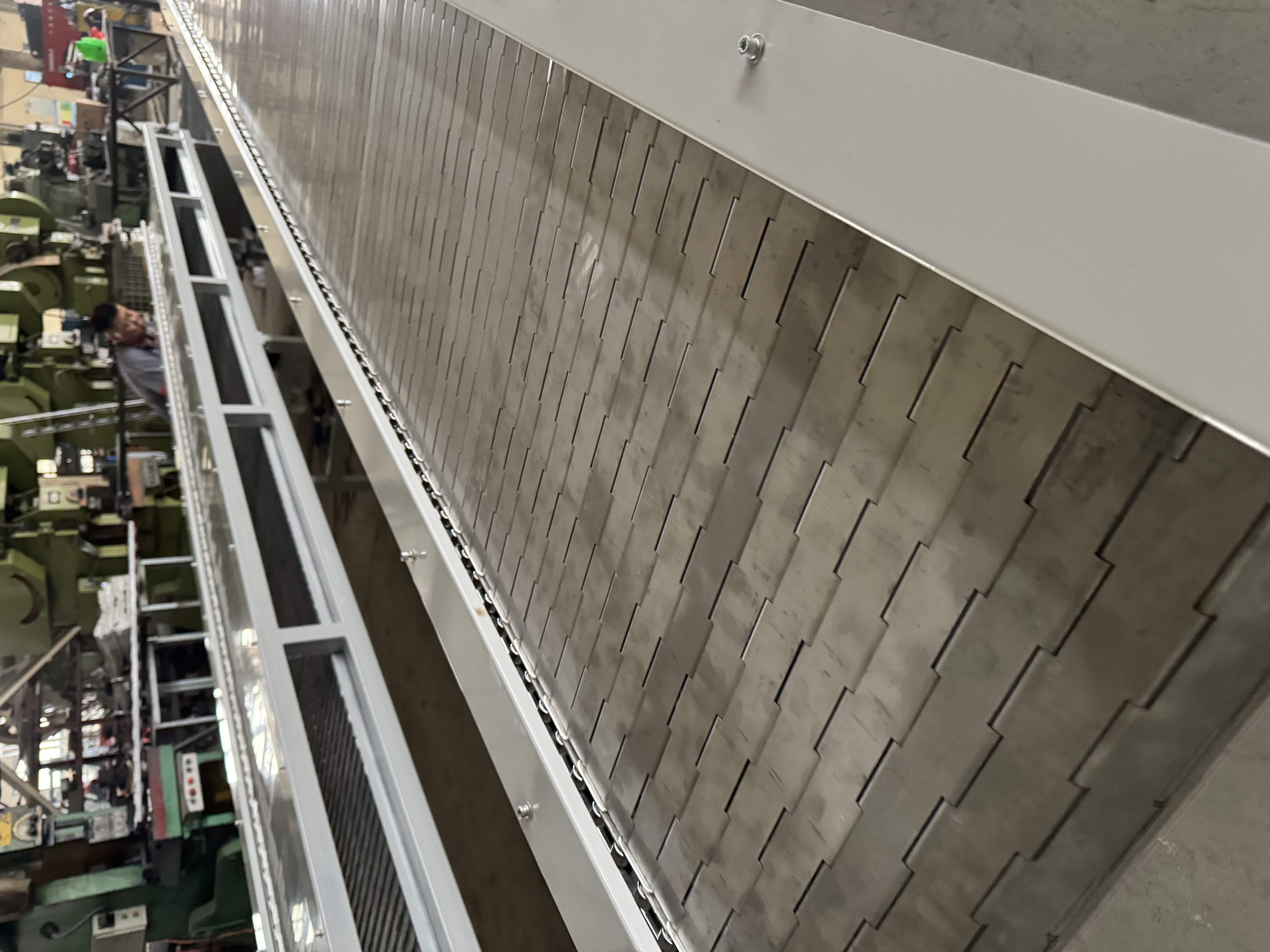 What is the load capacity of a heavy-duty chain conveyor