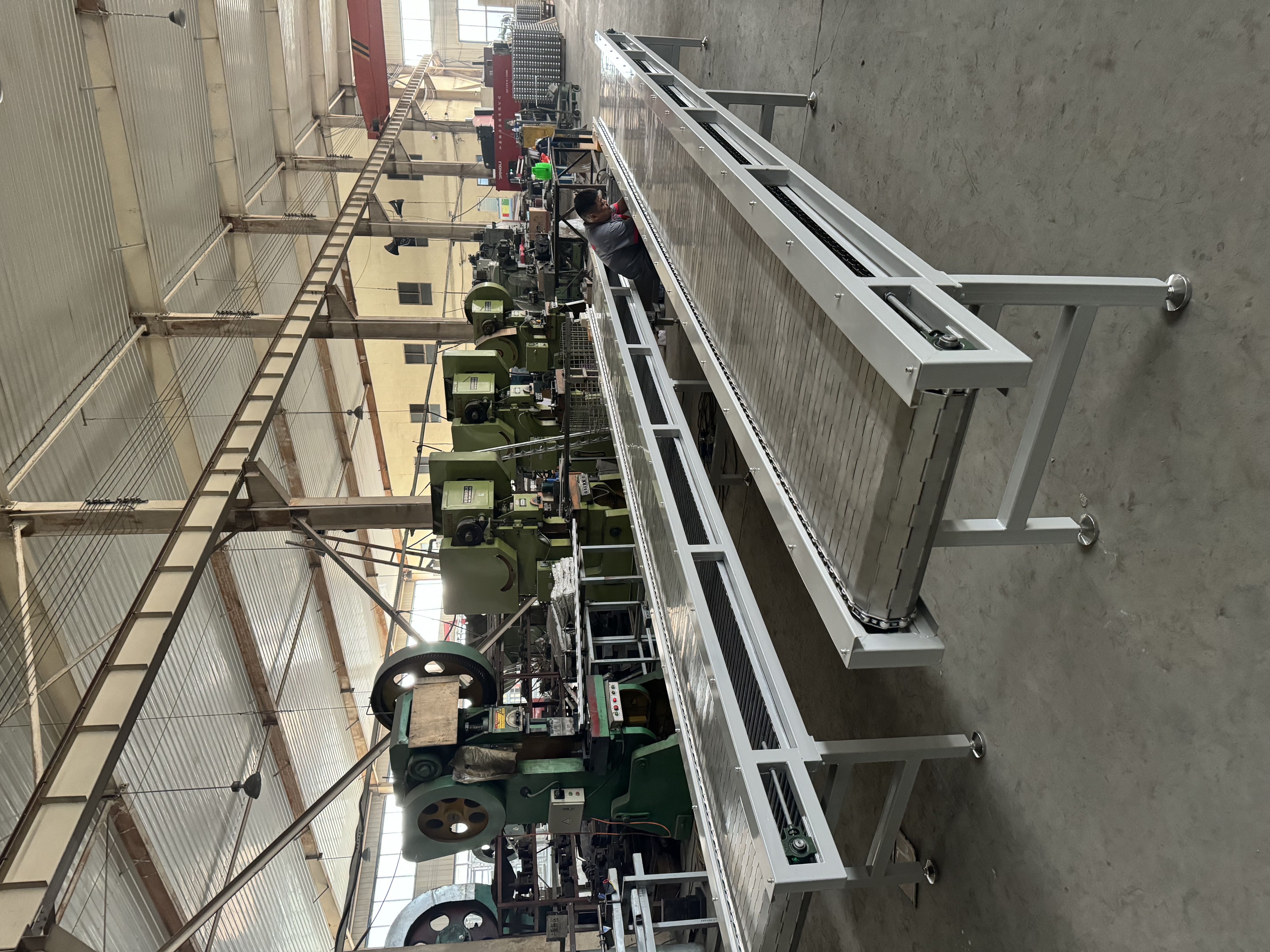 What should be noted in the maintenance and repair of chain plate conveyors?