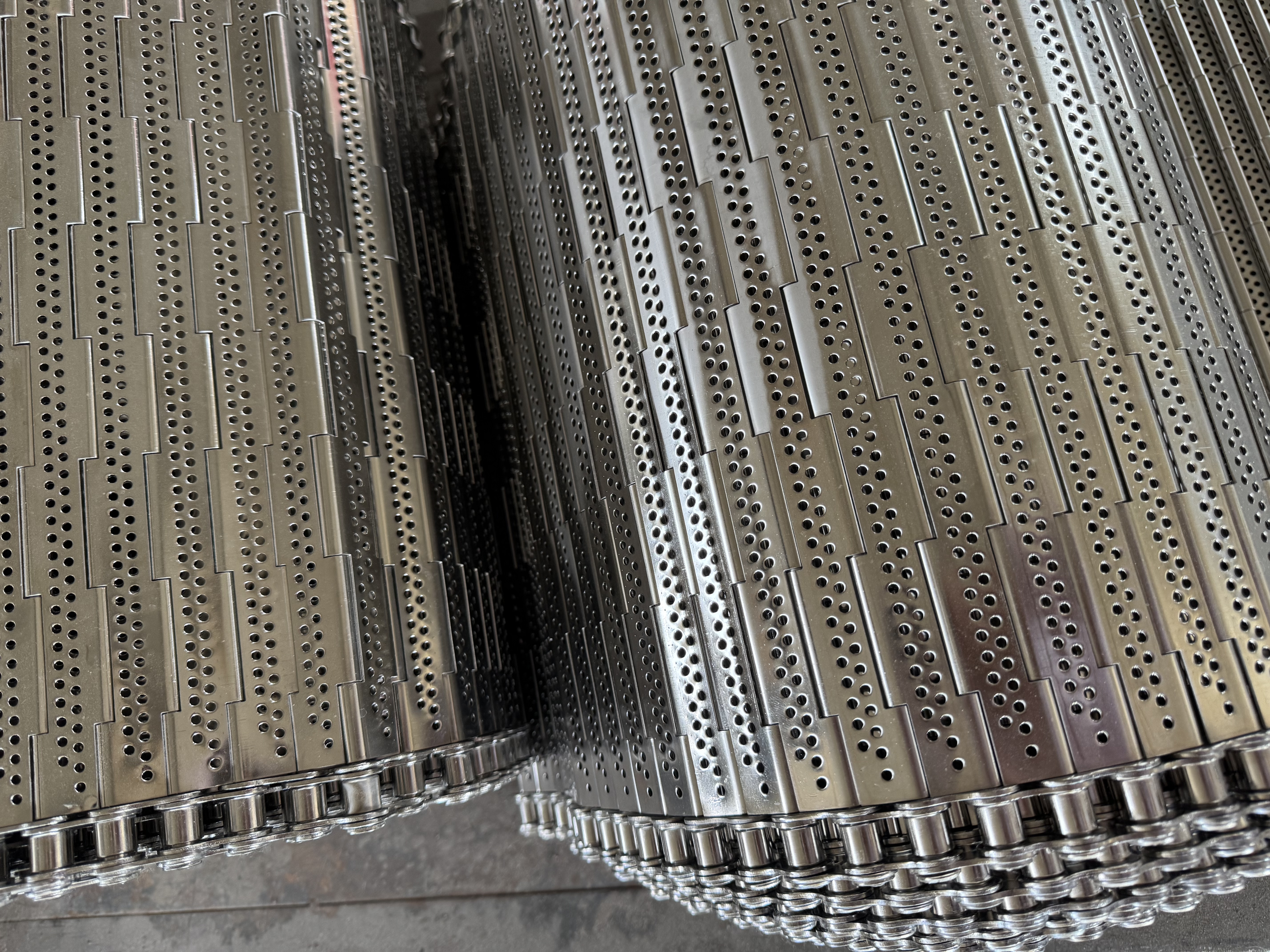 What are the perforation characteristics of perforated chain plate conveyors