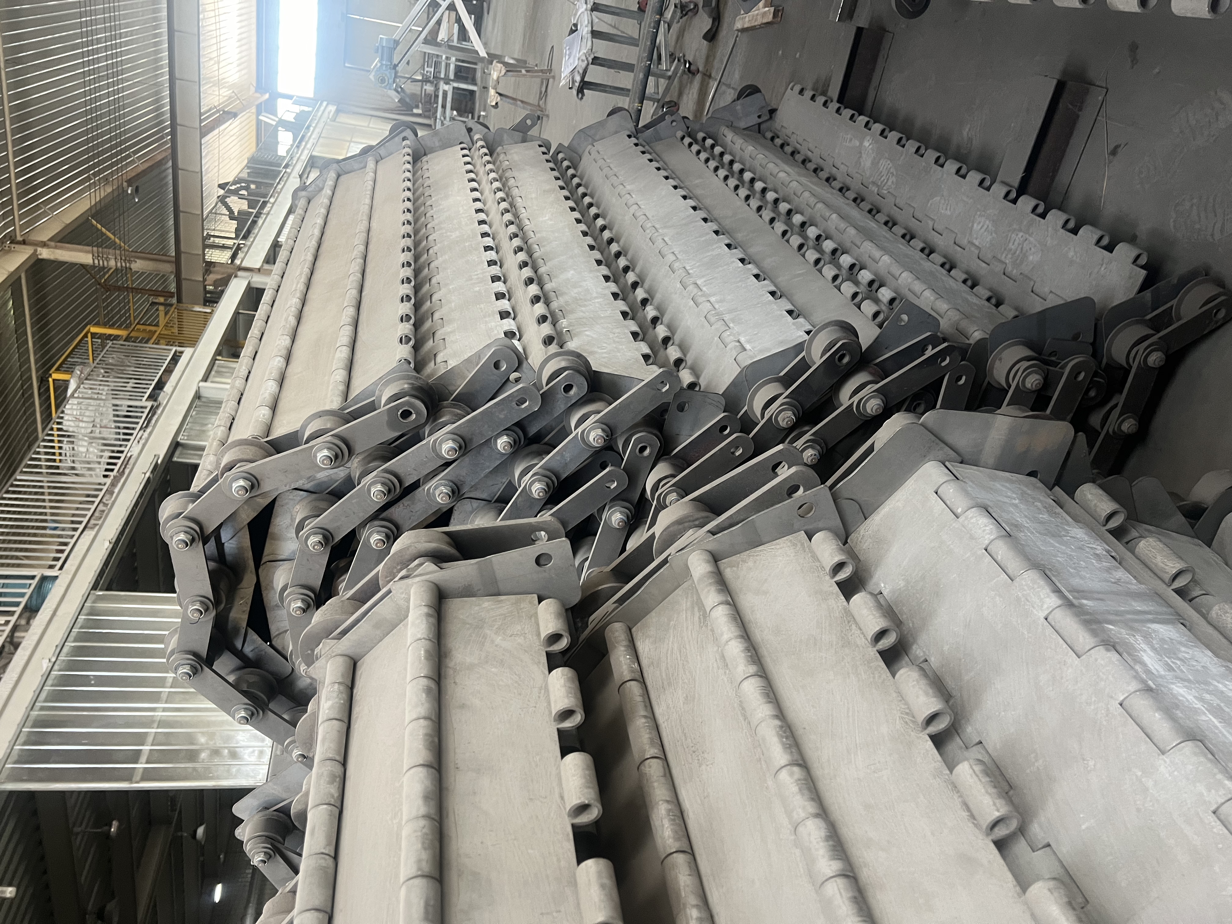 What are the layout methods for heavy-duty chain plate conveyors in the warehousing industry?